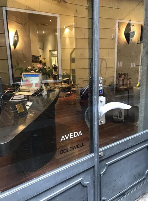 Ingresso del salone visto dalla vetrina su via Mapelli